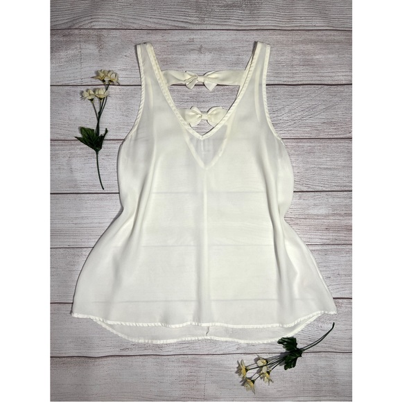 Everly V-Neck Bow Back Top - Picture 11 of 11